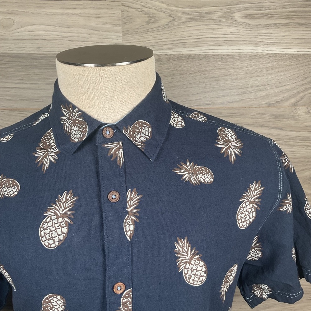 Carbon2Cobalt Navy Pineapple Print Short Sleeve Shirt – Size M